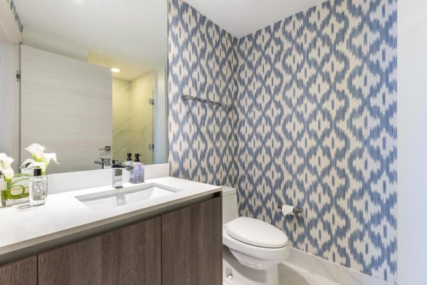 Choisir le papier peint idéal pour sublimer vos toilettes