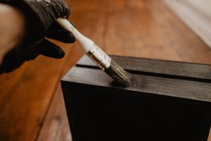 Peindre un meuble en bois sans poncer : astuces simples et efficaces