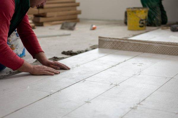Tout savoir sur le carrelage sans joint : avantages et conseils