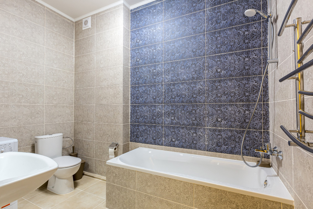 Peinture sur carrelage salle de bain pour une esthétique.jpg