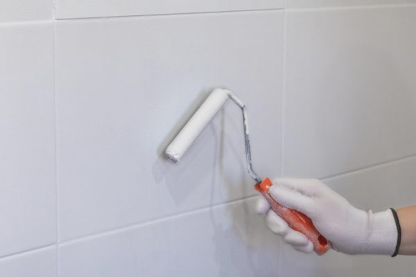 Peinture sur carrelage salle de bain : conseils pour une rénovation durable et esthétique